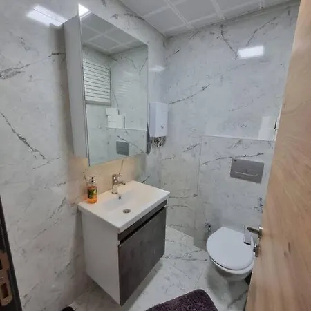 Comfy Close To Airport Apartment *