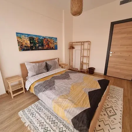 Comfy Close To Airport Apartment